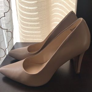Nine West nude pumps